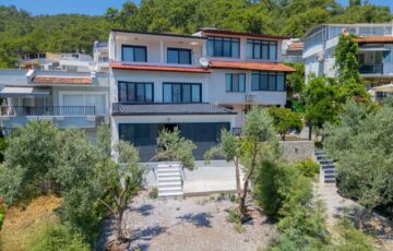 MARMARİS CAMİAVLU’DA DOĞAYLA İÇ İÇE, TAMAMEN YENİLENMİŞ LÜKS TRİPLEKS VİLLA
